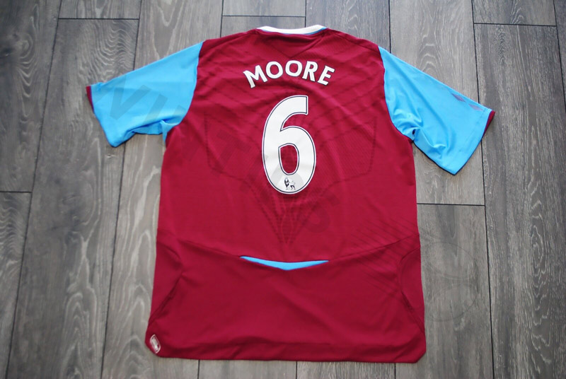 The golden generation of England is associated with the name Bobby Moore