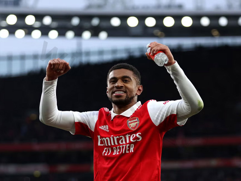 Reiss Nelson - Soccer players with number 24